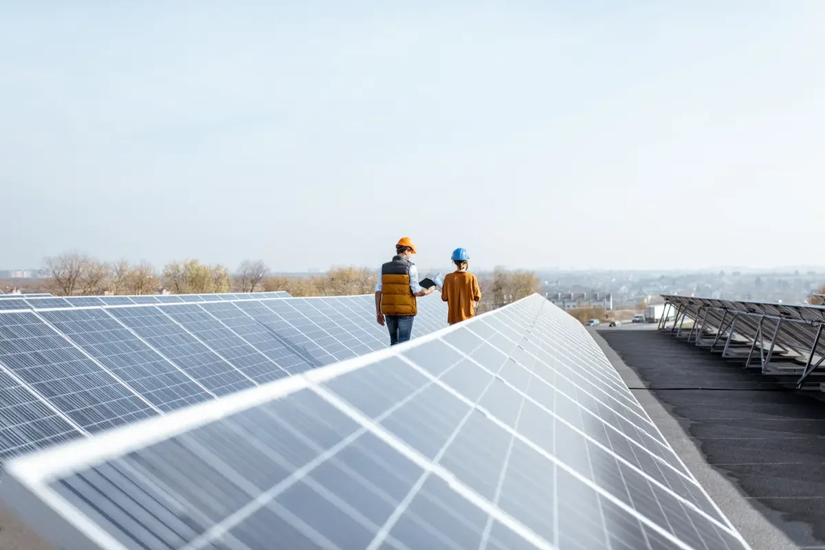 Dos técnicos de PSBD revisando una instalación fotovoltaica sobre una cubierta de Sabadell
